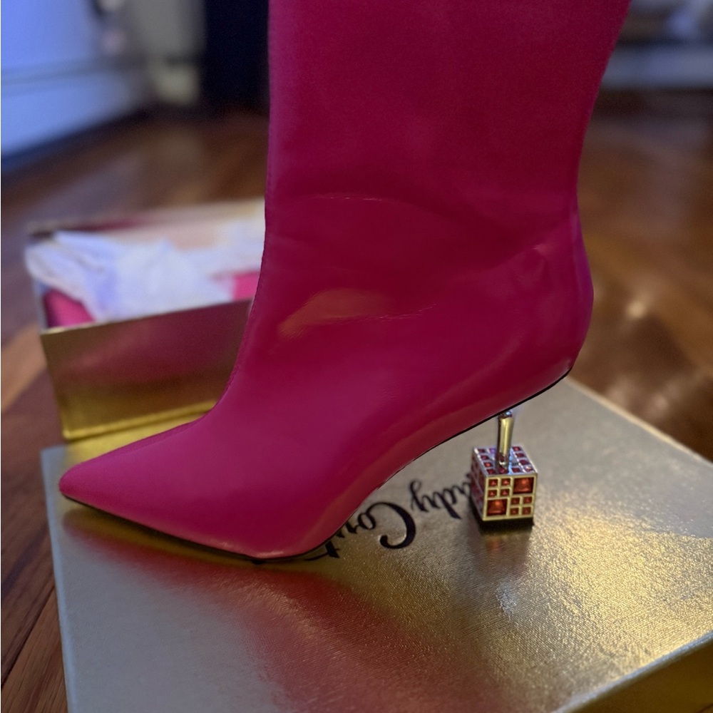 Chic Fuchsia Ankle Boots with Unique Heel